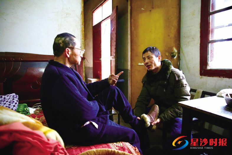 宋波入围“长沙好人 身边雷锋”孝老爱亲典型人物。图为宋波(右)照顾叔叔。 曾诗怡 摄