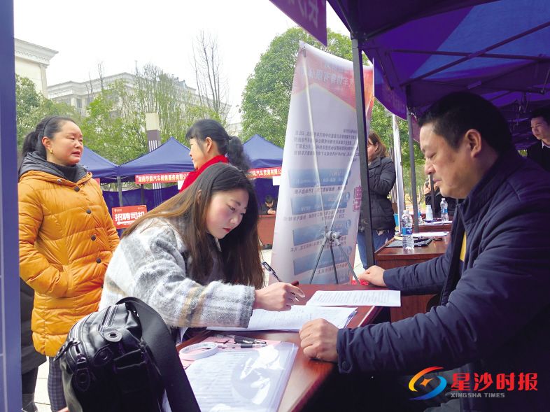 2月22日,招聘会现场人头攒动,各企业展台前聚集了不少咨询、应聘的求职者,你问我答,场面融洽。宋彬彬 摄