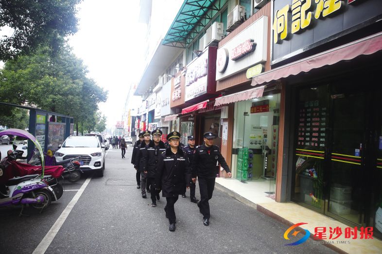 县行政执法直属分局星沙中队从开元路社区网格中抽调10名执法队员,加上街道聘用的5名特勤,每天11时至23时,在龙喜路实行不间断巡逻,防止乱象反弹。 盛磊 摄