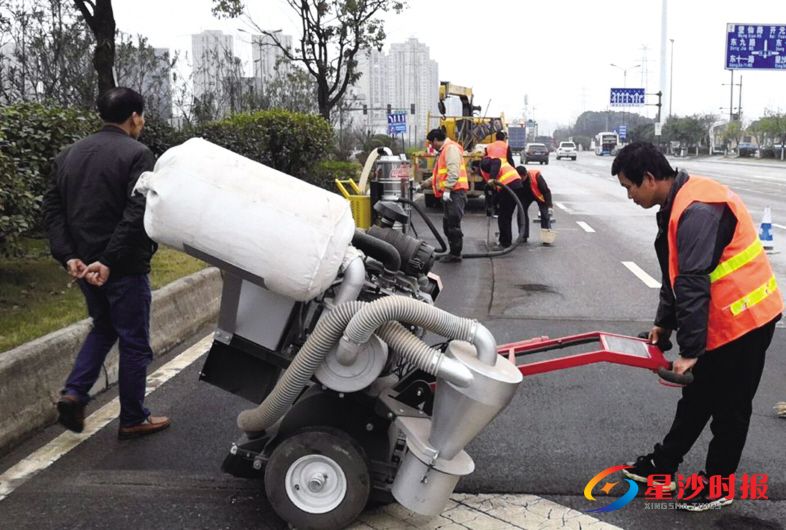 　　昨日，在黄兴大道（滨湖路到望仙路段）施工现场，市政工人正在用新采购的灌缝机施工。 县城管局供图