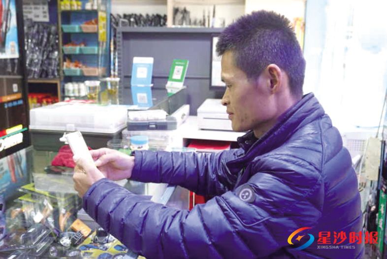 　　长沙县星沙街道金牛湾社区党员姜术球每天都会使用“学习强国”APP，经常看时事新闻和利民惠民政策等内容。李文婧 摄