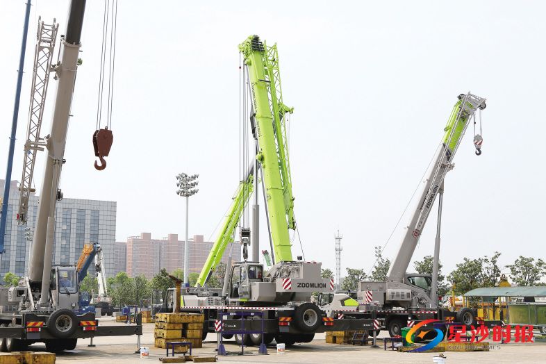 　　近日，以“智慧砼筑 共建美丽中国”为主题的中联重科混凝土机械全国巡展启动。中联重科系列4.0产品也将走进全国各大城市接受客户的检阅和体验。 　　蒋炼 摄