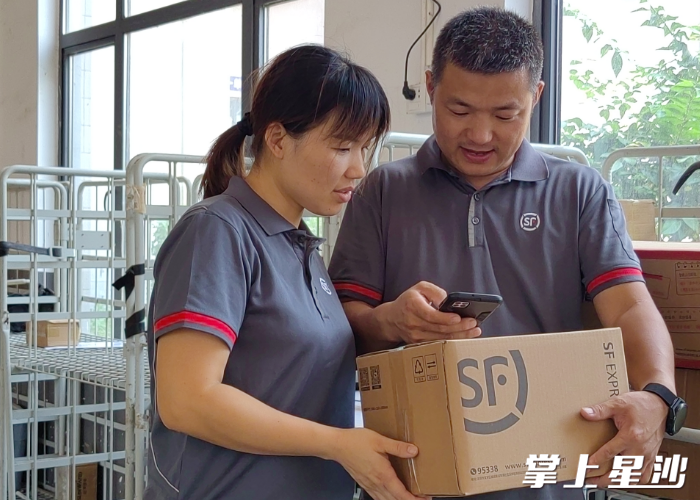 作为深耕行业12年的老手，黄波深得客户信任，3年前，谭珂一起加入了快递行业，从此站点就成为俩人并肩奋斗的战场。黄波供图