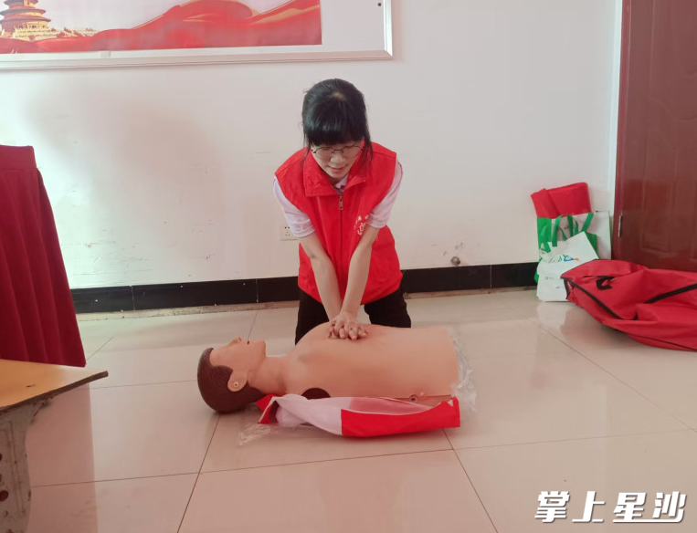 图为医护团队示范心肺复苏。开慧镇供图