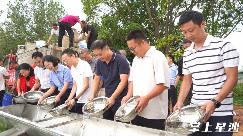 增殖放流活动现场。均为邬振 摄