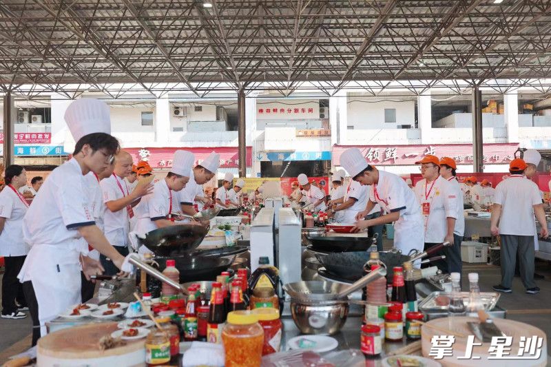 活动现场，来自全国各地的140名青年厨师同台竞技争夺“厨王”。均为文雅丽 摄