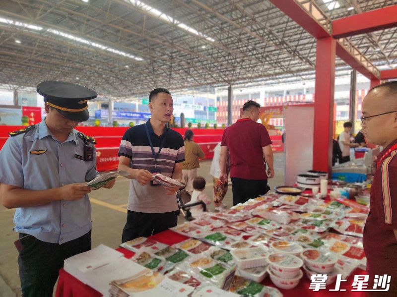 比赛现场，湘龙街道联合湘龙市监所，对现场食品安全进行检查。