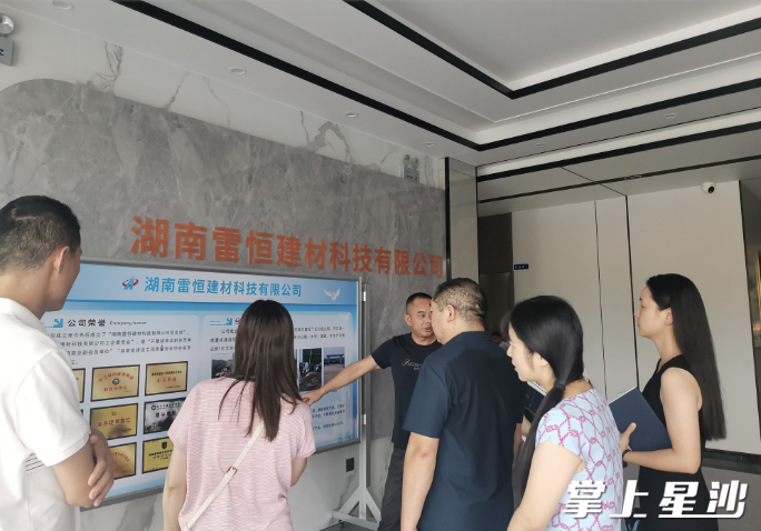 开慧镇相关负责人走访企业。均为开慧镇供图