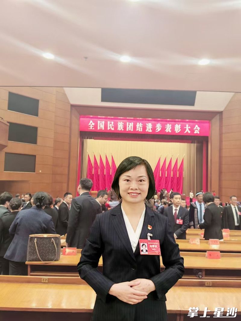 湘贸社区党总支书记梁艳林参加会议并领奖。湘龙街道供图