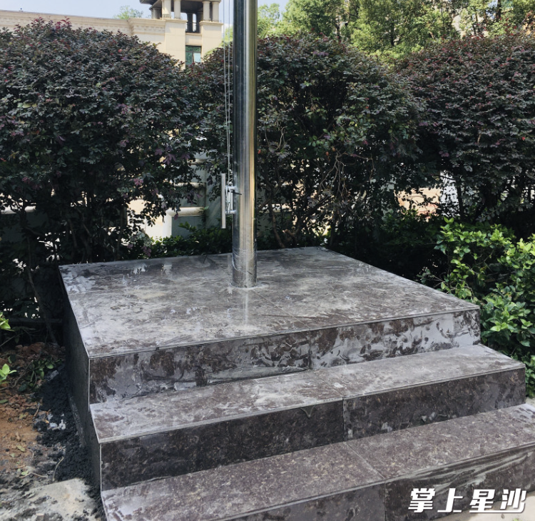 刚刚完成建造的国旗台。受访者供图