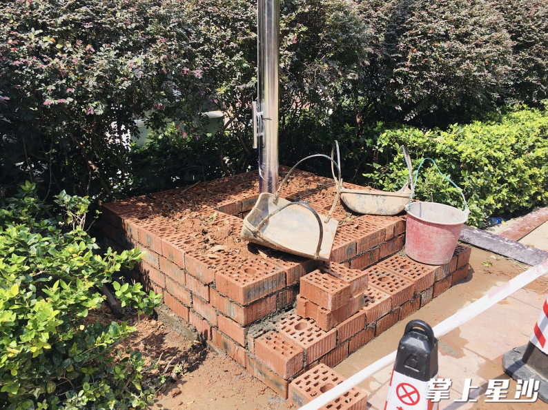 正在建造中的国旗台。