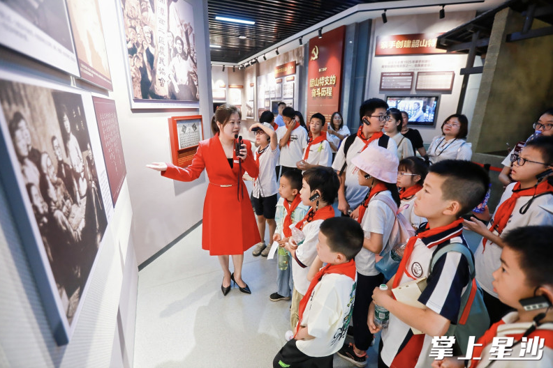 学子们参观红色场馆。均为张庆 摄