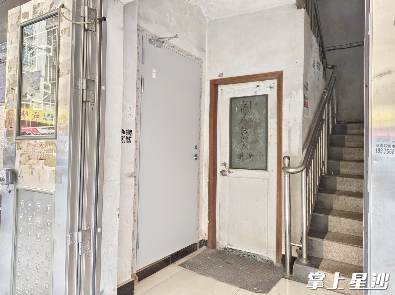 门店与楼栋间的防火门。 门店与楼栋间的防火门。