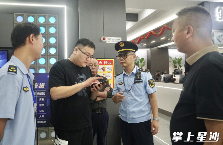 工作人员依法依规开展检查。彭永礼 摄