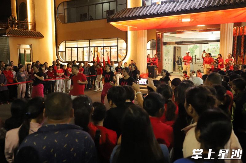 10月1日晚，在印山村天玺湖畔，文艺队伍自发组织开展表演活动，吸引游人如织。    均为江背镇供图