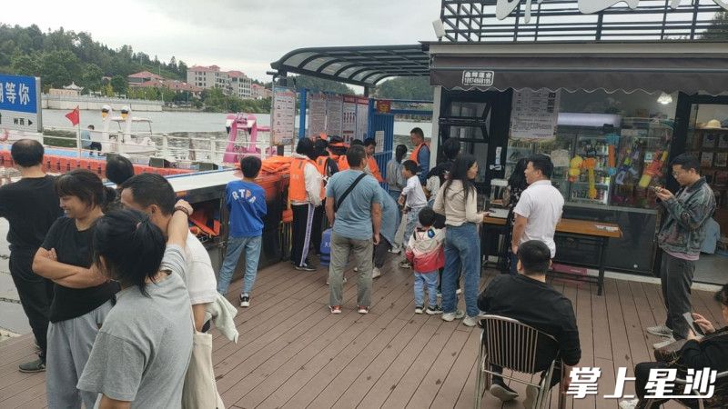 国庆假期第一天，印山天玺湖游船码头排起长队。