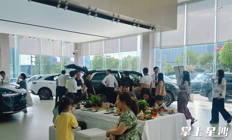 AITO授权用户中心·长沙中南汽车世界店交付车辆70余台，销售额约3500万元。企业供图