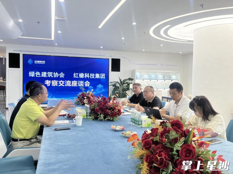 图为客户在红橡科技考察了解产品。