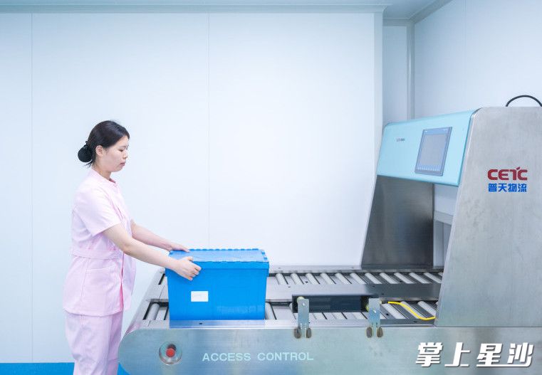 医护人员正在操作箱式物流传输系统。 刘思源 摄