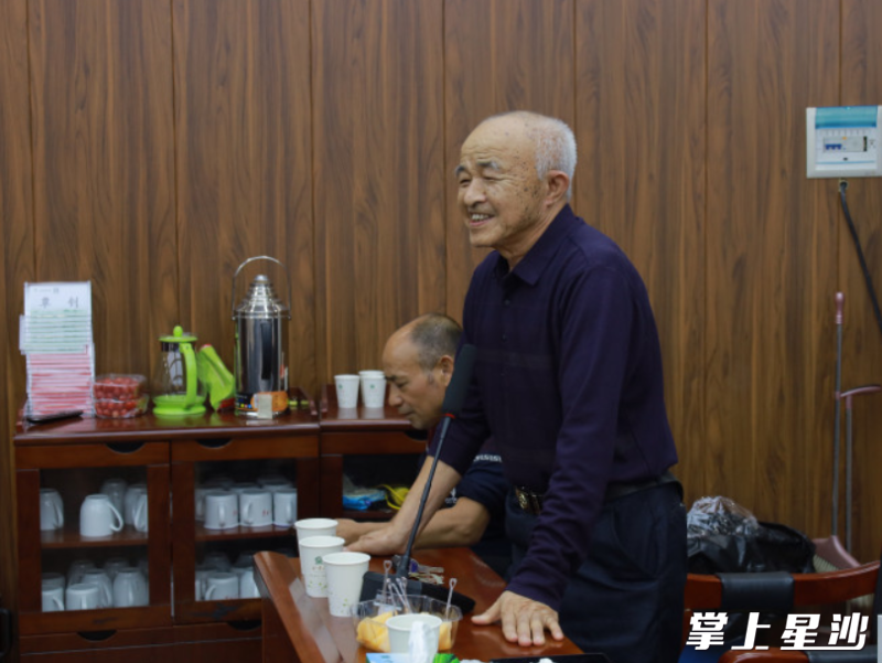 离退休老干部代表畅谈内心感受和体会。金井镇供图