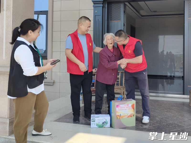 县民政局移风易俗志愿者上门慰问老人。均为县民政局供图