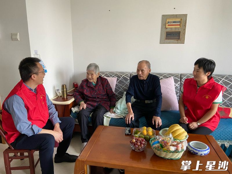 县民政局移风易俗志愿者与老人及其家人促膝而坐、闲话家常。