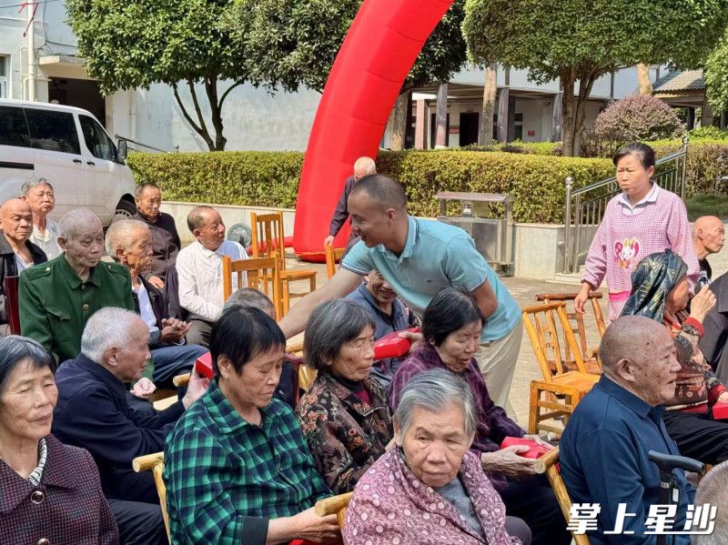 县民政局工作人员为老人们送上节日礼物。