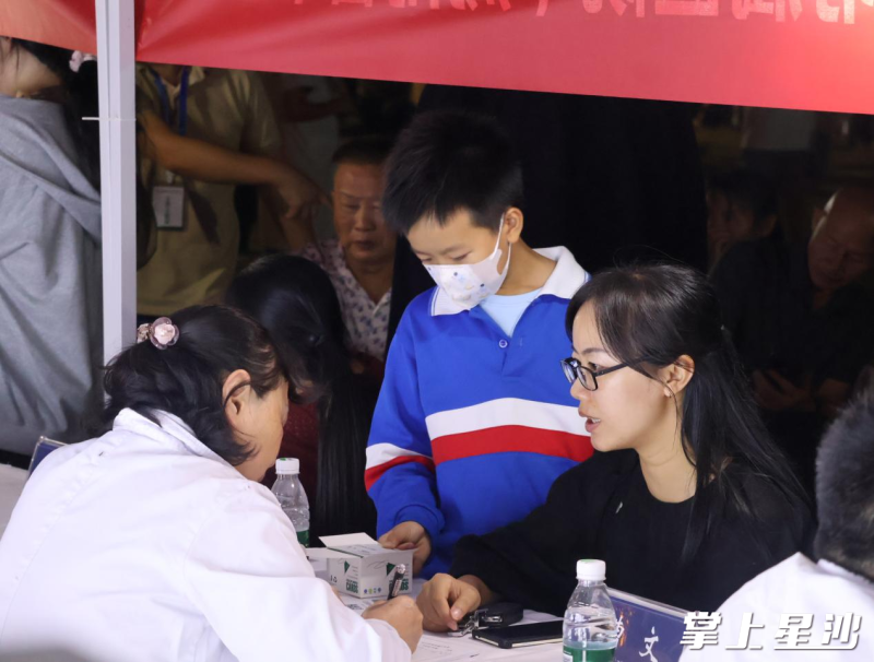 义诊活动中，前来咨询的居民络绎不绝。