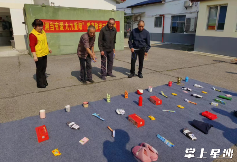 老人们兴致勃勃的参与套圈游戏。爱的摆渡人义工发展中心供图