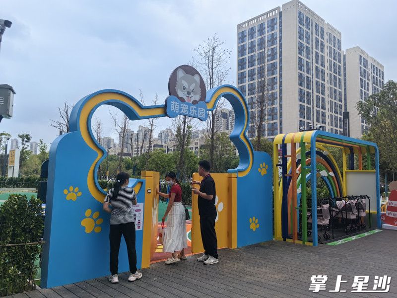 永旺梦乐城长沙星沙店在9号门外建设了户外宠物乐园。李丹 摄 永旺梦乐城长沙星沙店在9号门外建设了户外宠物乐园。李丹 摄