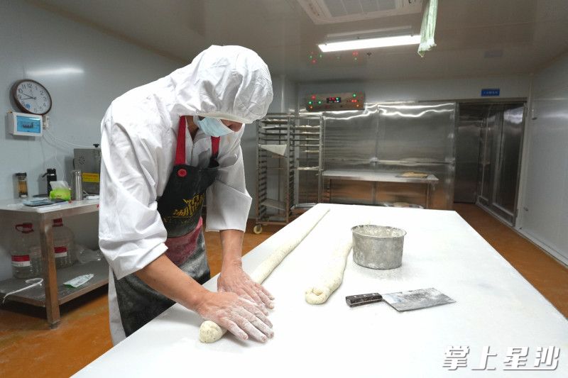 日升和包子铺坚守老面发酵的手工艺术，从和面到压面，从手工定型再到二次醒发与蒸制，每一步都凝聚着对传统技艺的尊重与传承。均为星沙甄选供图