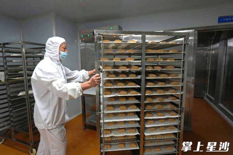 老师傅将定型后的馒头推入二次醒发间，进行第二次发酵。