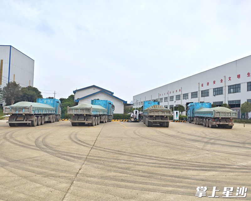 和润砂石大型充电站投入试运营。星城控股集团供图