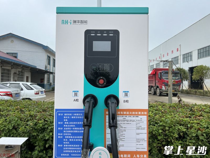 该充电站采用A、B双枪同充的技术，能更好适配大型车辆充电需求。林正茂 摄