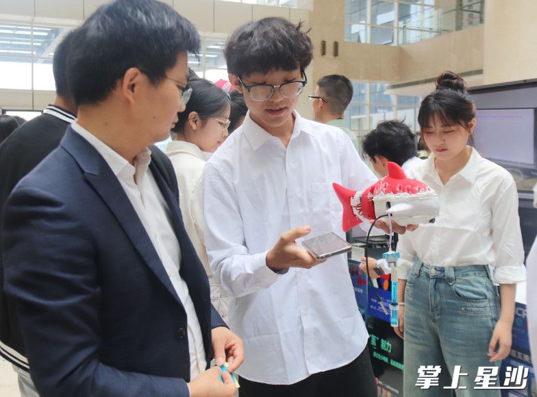 参赛选手正在展示其作品。