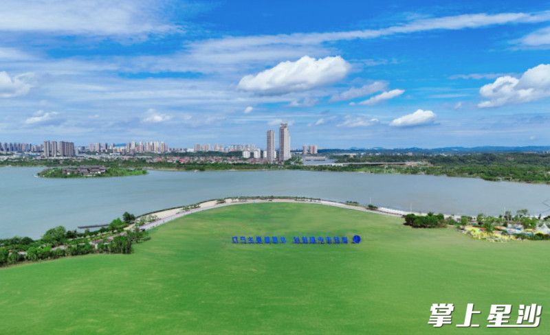 风光秀丽的松雅湖国家湿地公园。 风光秀丽的松雅湖国家湿地公园。