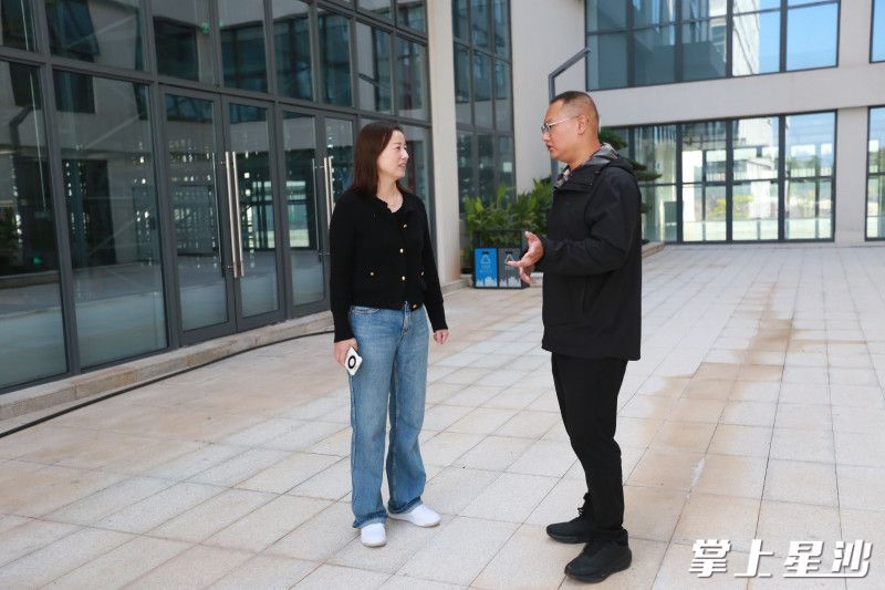 章帆在跟长沙自贸临空区项目管家沟通。