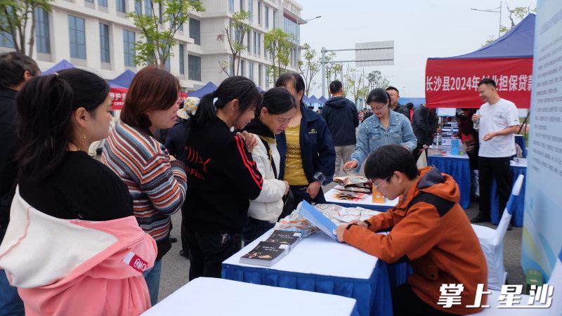 企业在登记求职者信息。