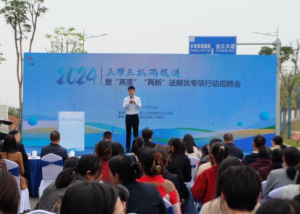 江背镇：专场招聘聚英才 “两重”“两新”出实招