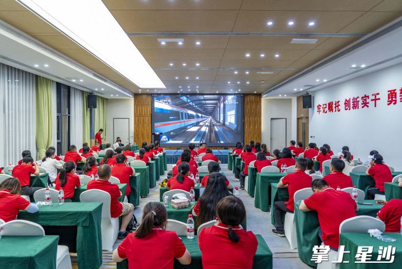 开慧教育研修学院思政教育人气火爆。