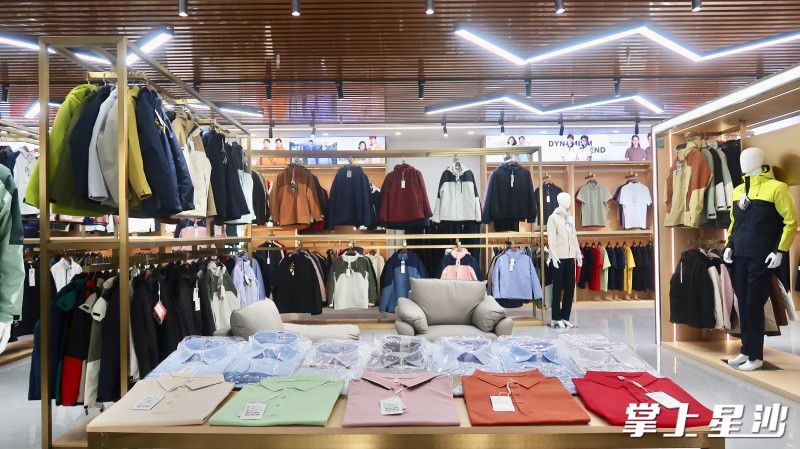 湖南奋斗兄弟服饰有限公司服装展示区。均为赵佳慧 摄