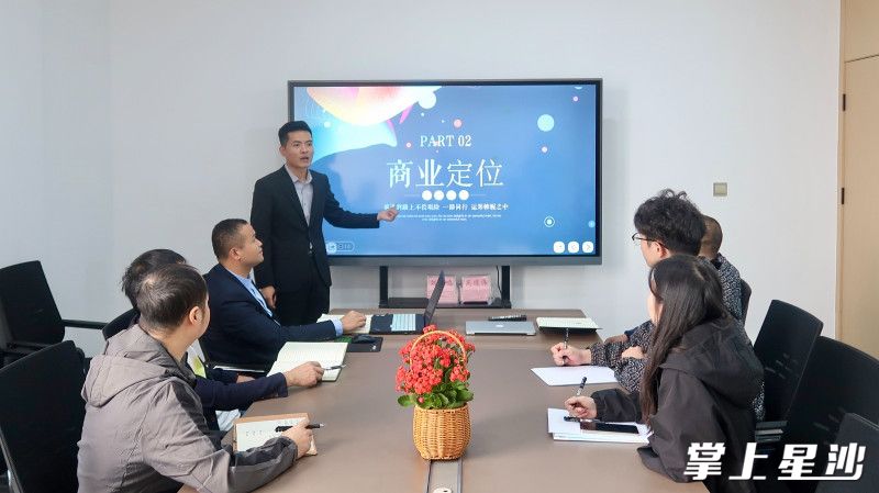 曾鸣正在与公司员工们商讨奋斗兄弟品牌商业定位。