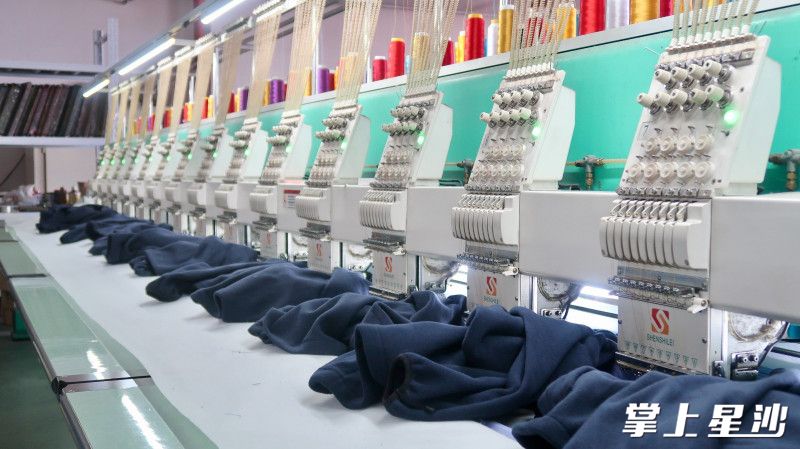 奋斗兄弟服务厂房内的刺绣机正在高速运转。