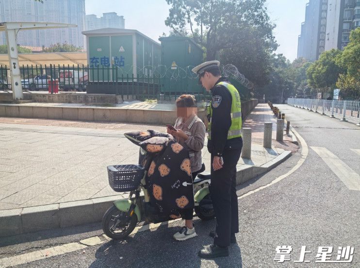 “一盔一带”整治行动现场。