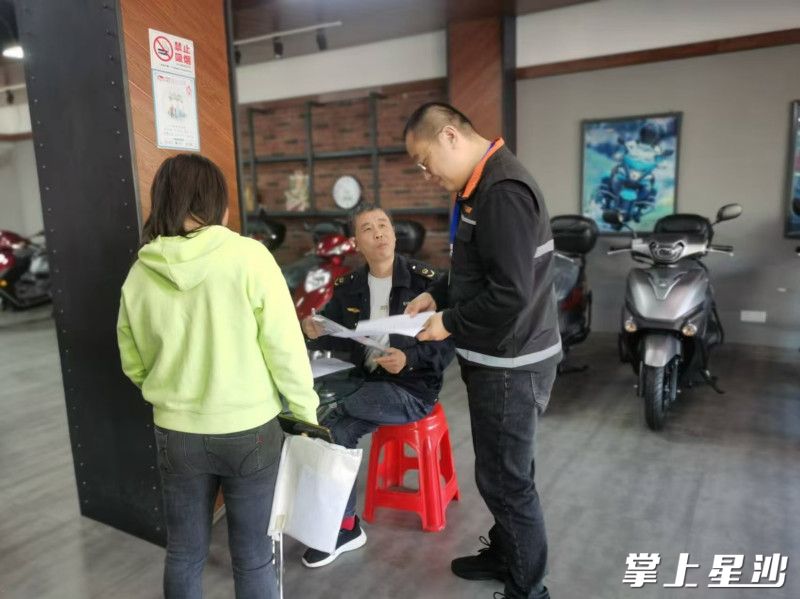 工作人员深入辖区18家电动自行车、电动摩托车销售门店及维修门店进行了“地毯式”安全检查。均为安沙镇 供图
