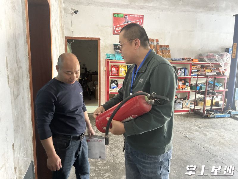 工作人员走访入户，宣传消防安全知识。