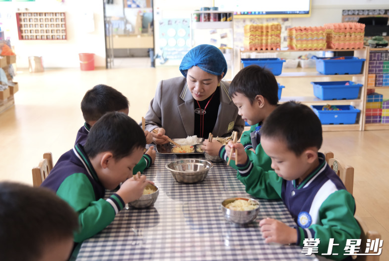 在翘楚棠幼儿园2024年秋季“校园餐”体验日活动现场，家长参加一次陪餐。均为李杰 摄