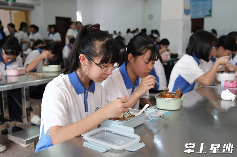 长沙市梨江中学为学生搭配营养午餐，学生吃得津津有味。