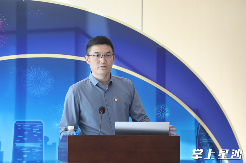 图为园区干部上台交流学习。