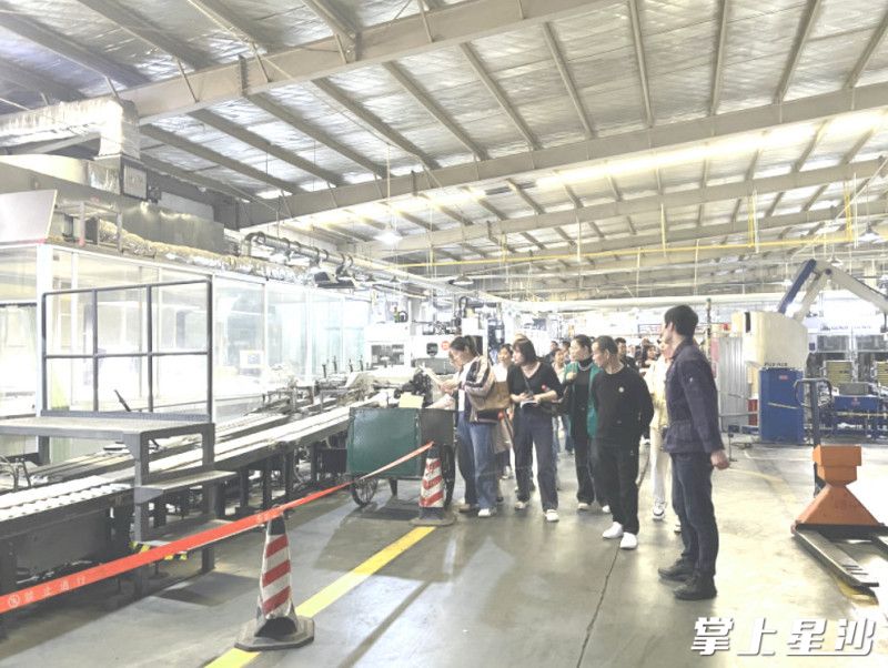 企业代表在长沙鸿发印务实业有限公司进行实地观摩学习。